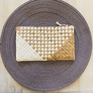 Hawaiian style pouch